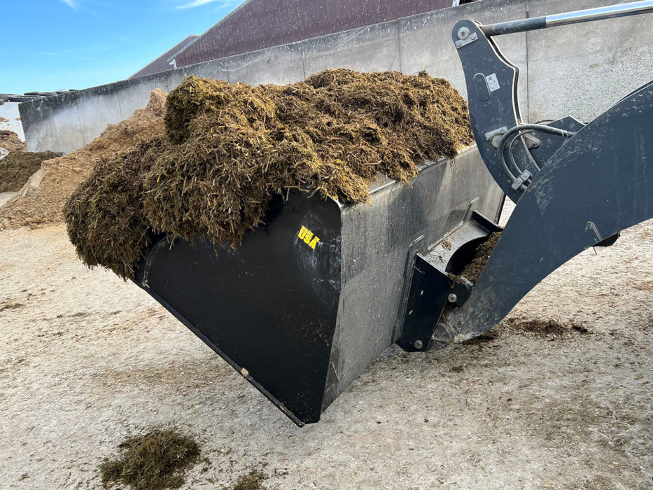 Tractor High Volume/Light Material Bucket - Stinger Attachments (MBHV-UT)
